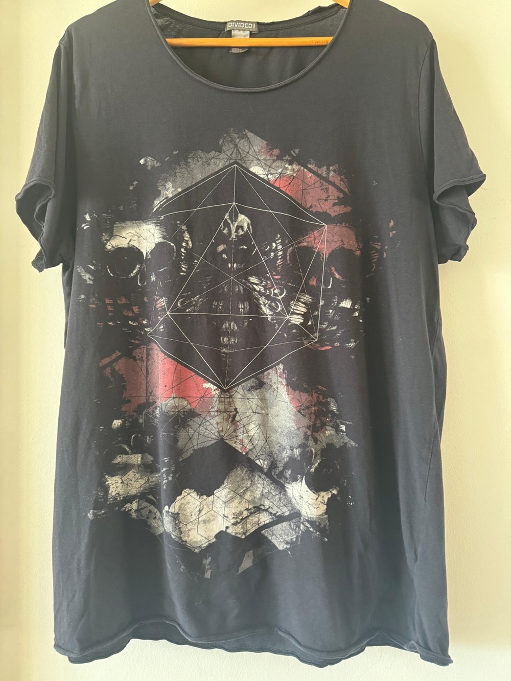 Divided Black Short-Sleeve Graphic Tee with Skull Motif